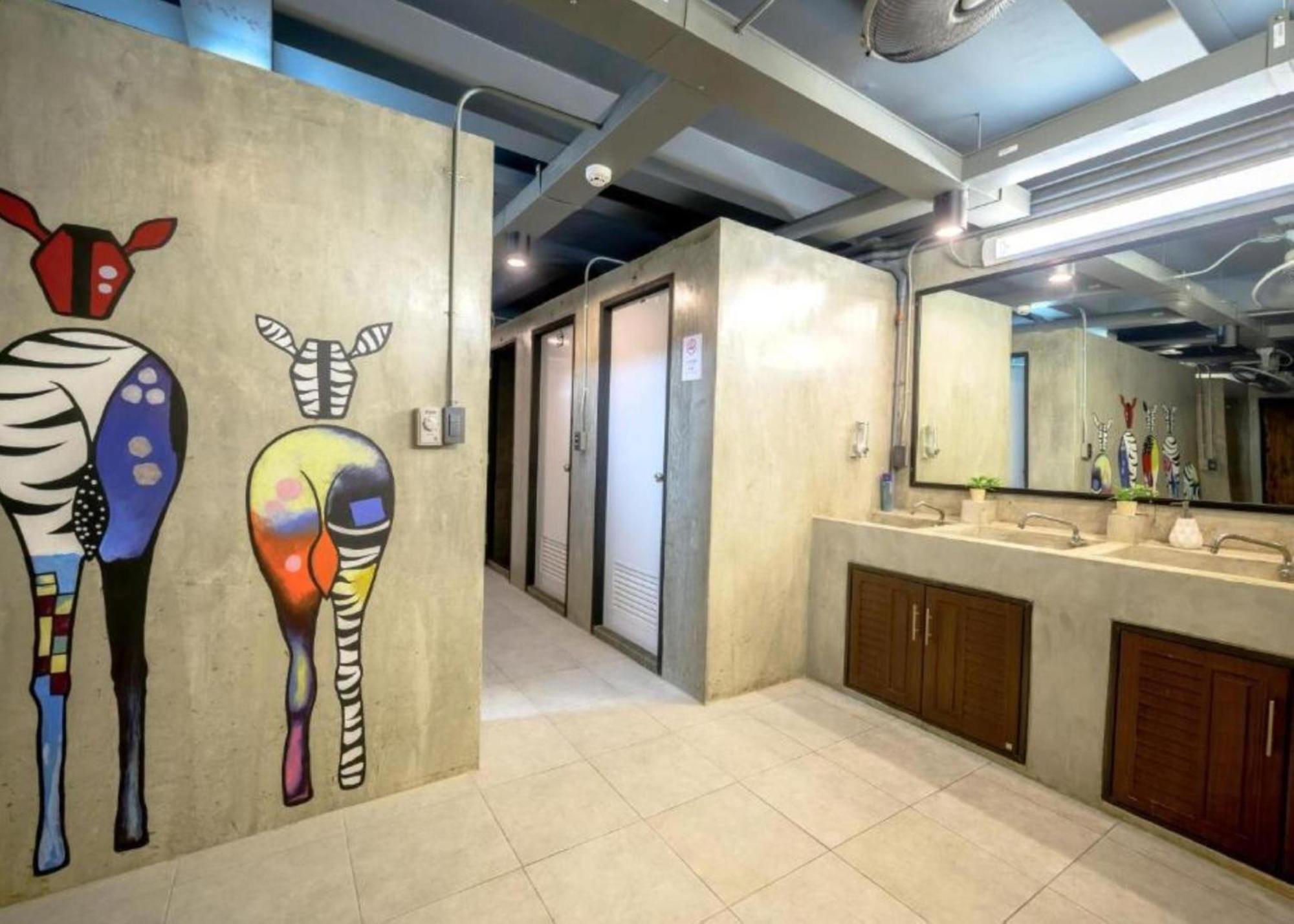 RedDoorz Episode 11 Hostel Sukhumvit Bangkok Exterior foto