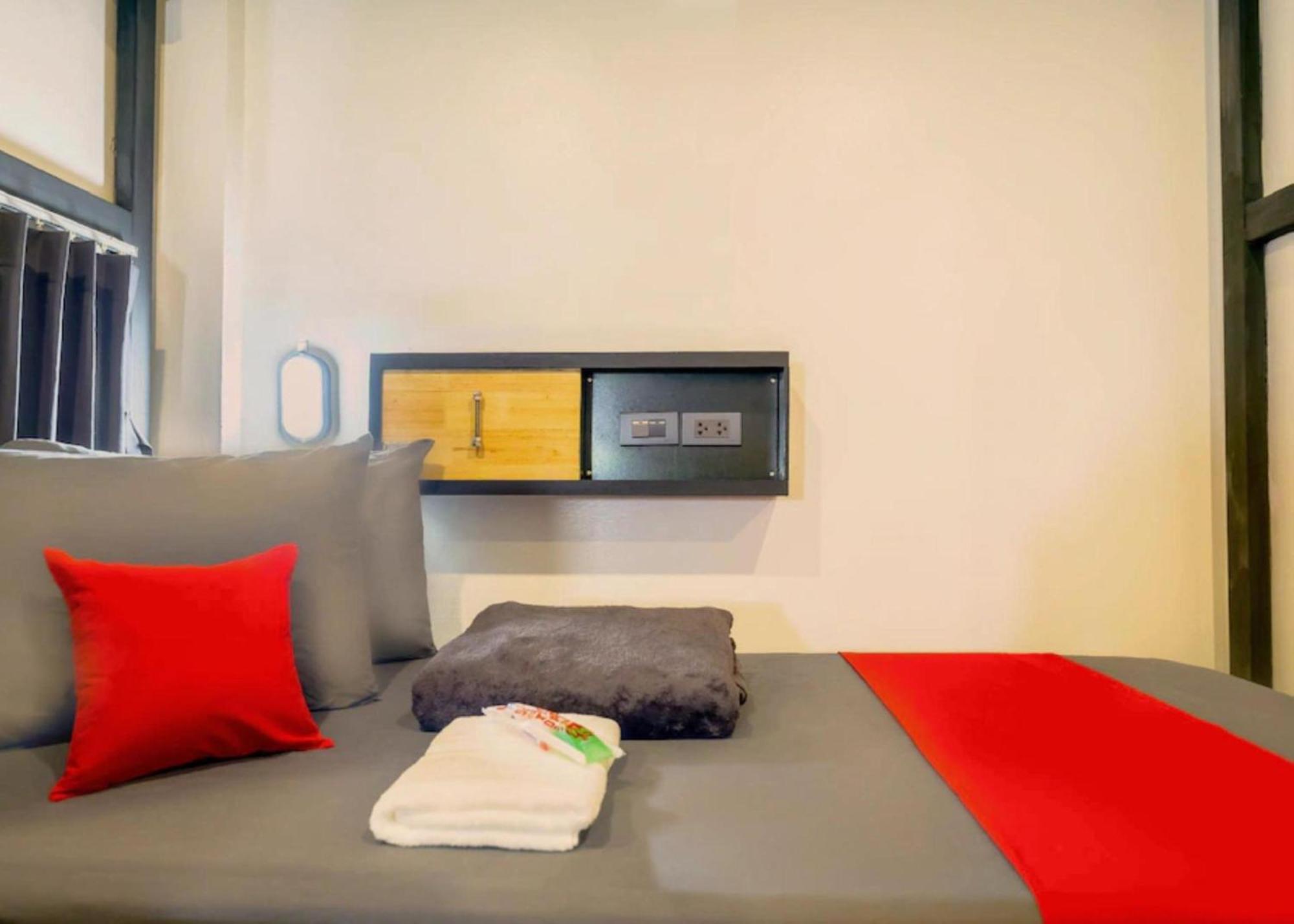 RedDoorz Episode 11 Hostel Sukhumvit Bangkok Exterior foto