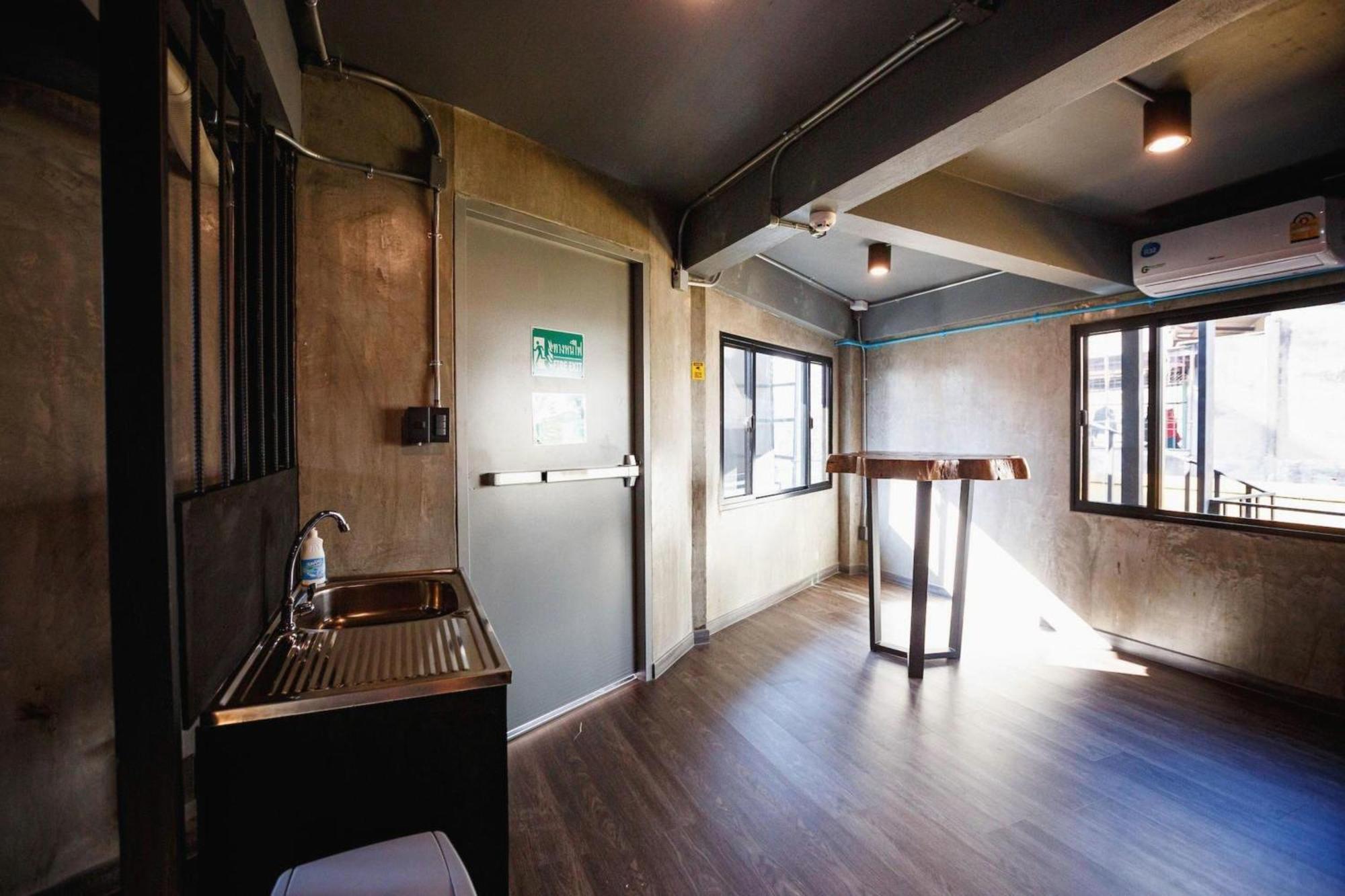 RedDoorz Episode 11 Hostel Sukhumvit Bangkok Exterior foto