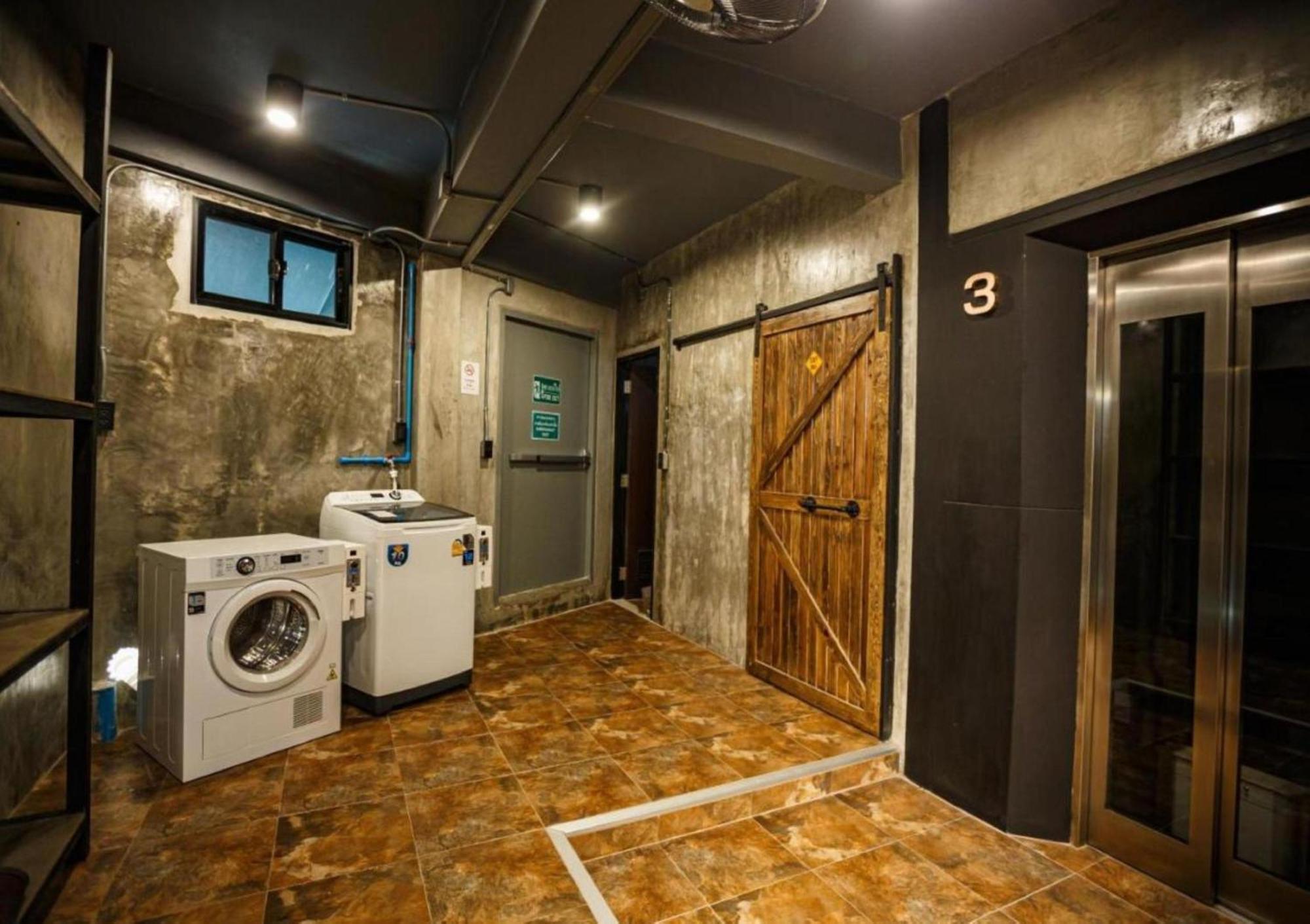 RedDoorz Episode 11 Hostel Sukhumvit Bangkok Exterior foto